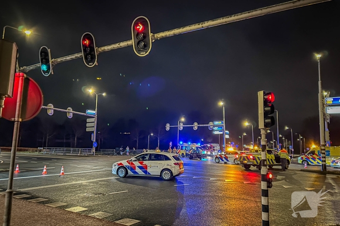 Auto verwoest na crash, bestuurder zwaargewond