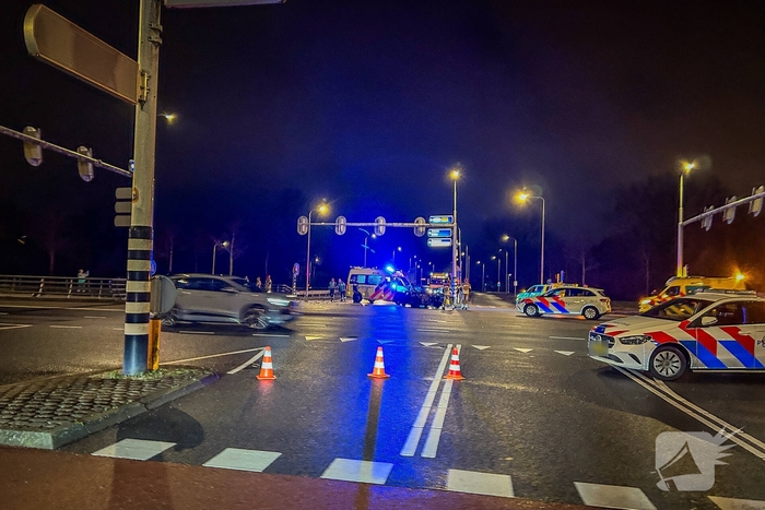 Auto verwoest na crash, bestuurder zwaargewond