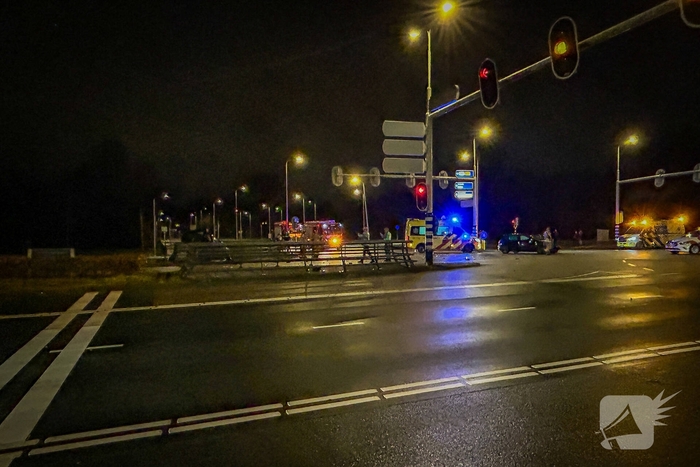 Auto verwoest na crash, bestuurder zwaargewond