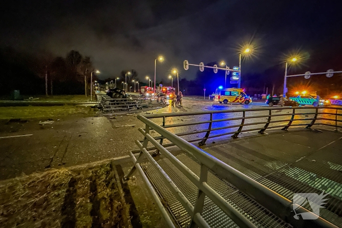 Auto verwoest na crash, bestuurder zwaargewond