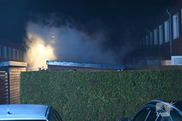 Brand in bijgebouw zorgt voor flinke rookontwikkeling