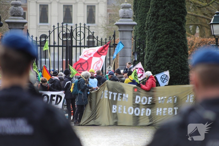 Tientallen demonstranten bij Paleis van koning bij presentatie kabinet