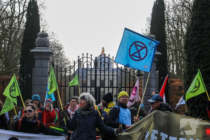 Tientallen demonstranten bij Paleis van koning bij presentatie kabinet