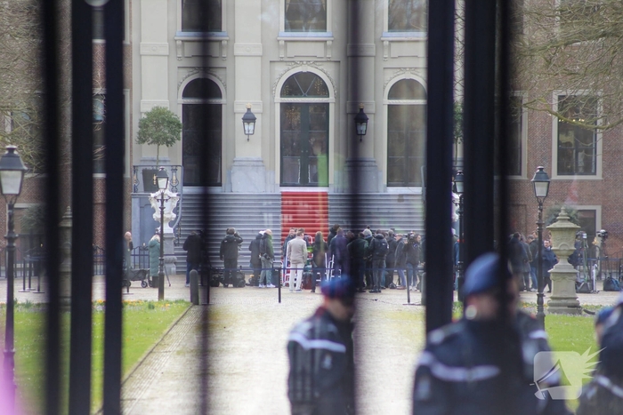 Tientallen demonstranten bij Paleis van koning bij presentatie kabinet