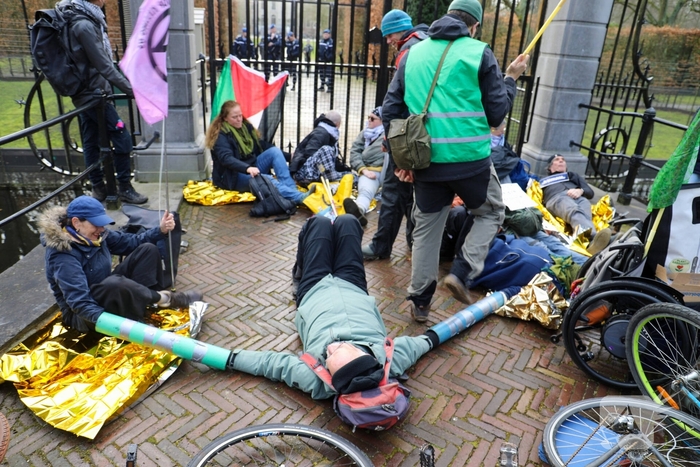 Tientallen demonstranten bij Paleis van koning bij presentatie kabinet