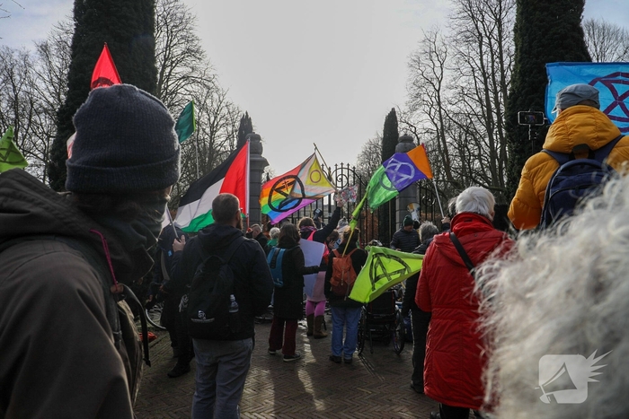 Tientallen demonstranten bij Paleis van koning bij presentatie kabinet