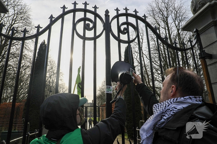 Tientallen demonstranten bij Paleis van koning bij presentatie kabinet