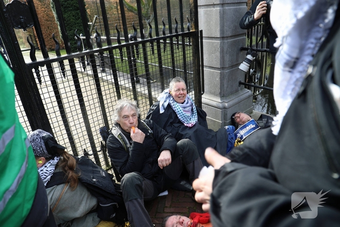 Tientallen demonstranten bij Paleis van koning bij presentatie kabinet