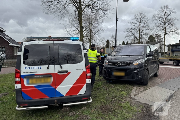 Bestelbus rijdt jongeman op fiets aan