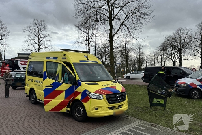 Bestelbus rijdt jongeman op fiets aan