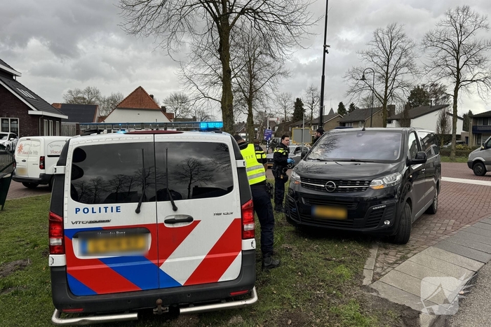Bestelbus rijdt jongeman op fiets aan
