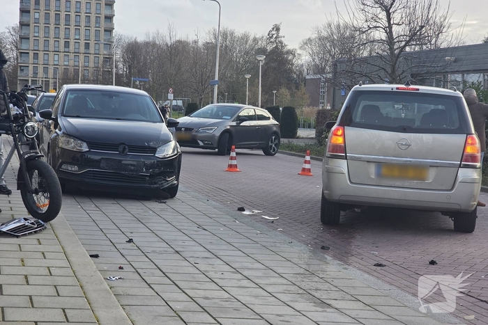 Auto komt in botsing met geparkeerd voertuig