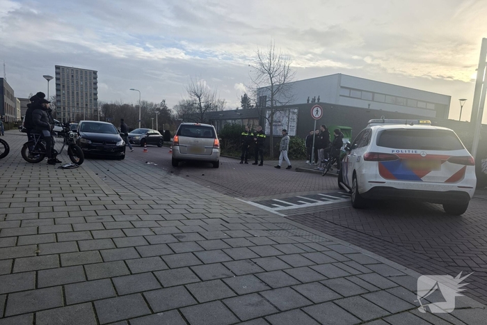Auto komt in botsing met geparkeerd voertuig