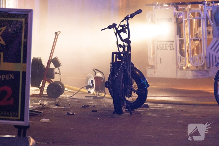 Brand in fietsenwinkel na vermoedelijke accu-ontbranding