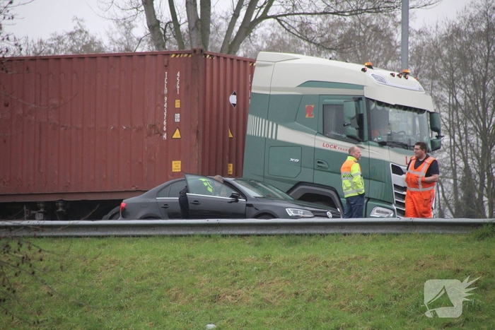 Botsing tussen vrachtwagen en auto zonder gewonden