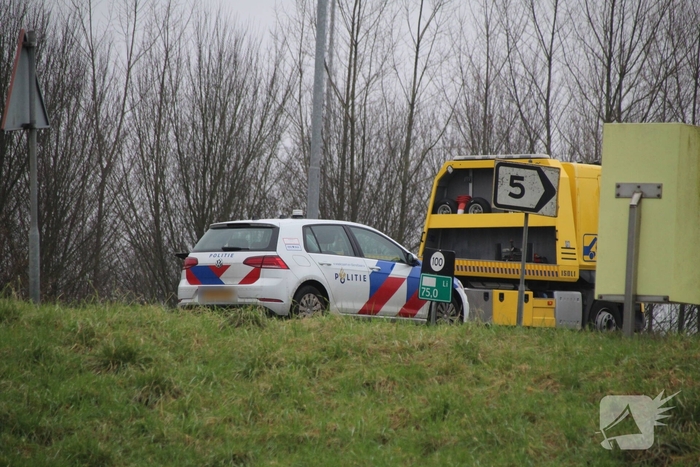 Botsing tussen vrachtwagen en auto zonder gewonden