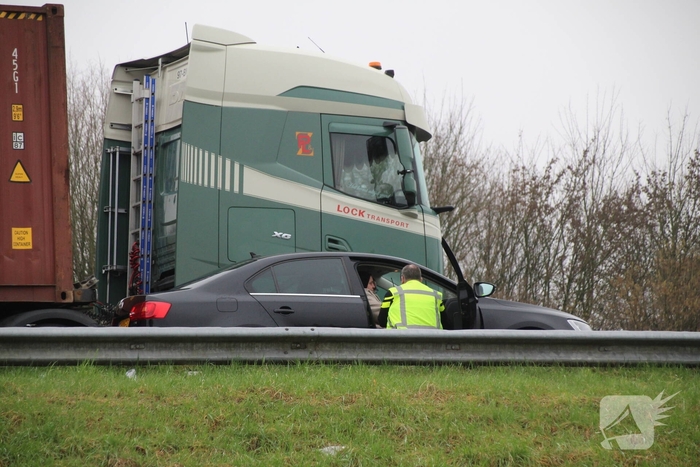 Botsing tussen vrachtwagen en auto zonder gewonden