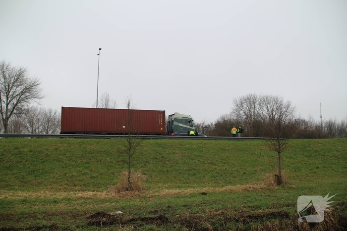 Botsing tussen vrachtwagen en auto zonder gewonden