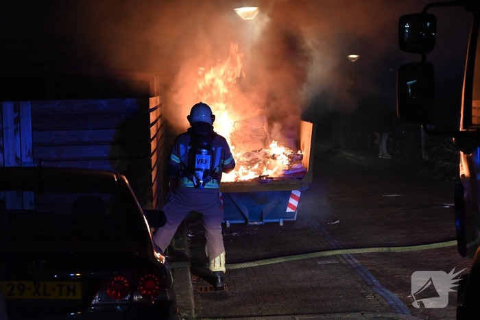 Container met bouw afval in lichterlaaie