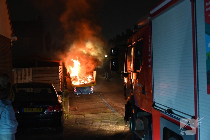 Container met bouw afval in lichterlaaie