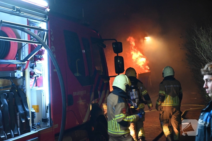 Container met bouw afval in lichterlaaie
