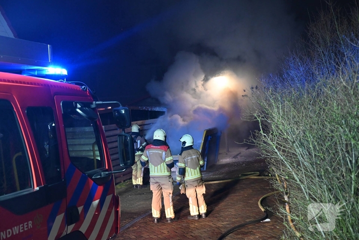 Container met bouw afval in lichterlaaie