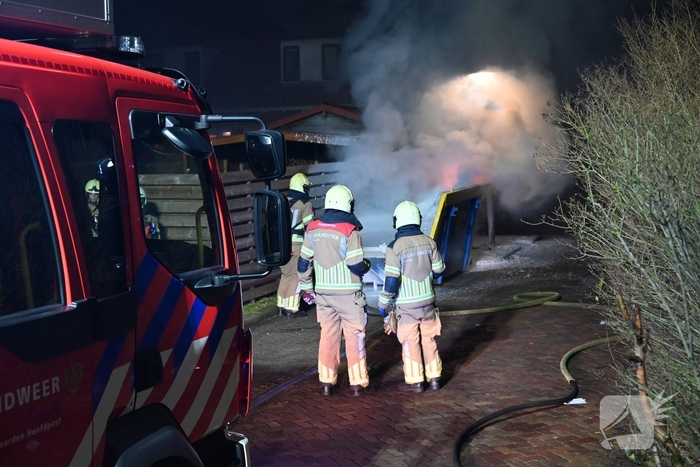 Container met bouw afval in lichterlaaie