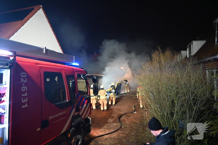 Container met bouw afval in lichterlaaie