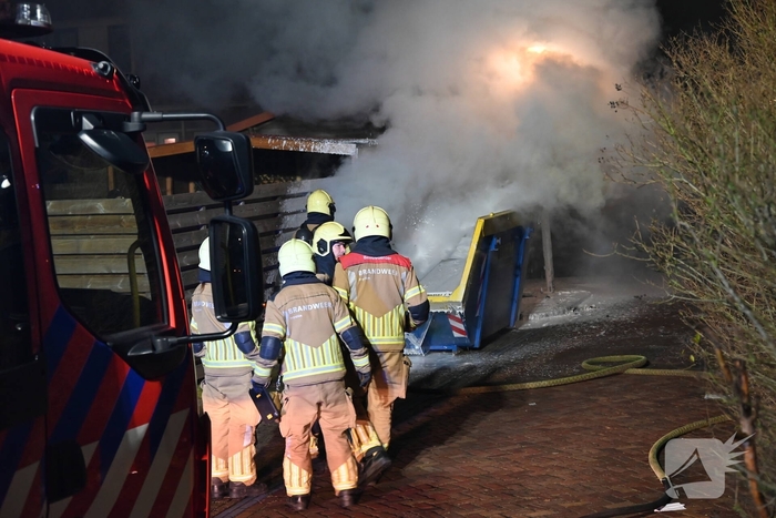 Container met bouw afval in lichterlaaie