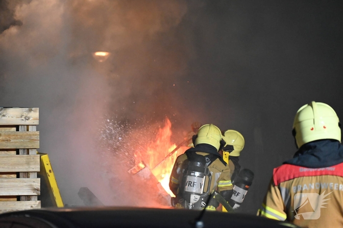 Container met bouw afval in lichterlaaie