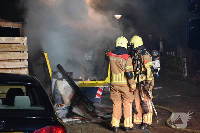 Container met bouw afval in lichterlaaie