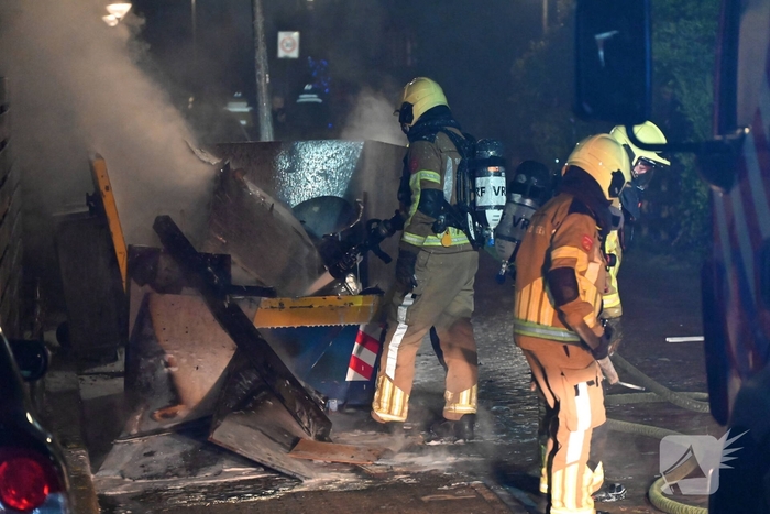 Container met bouw afval in lichterlaaie