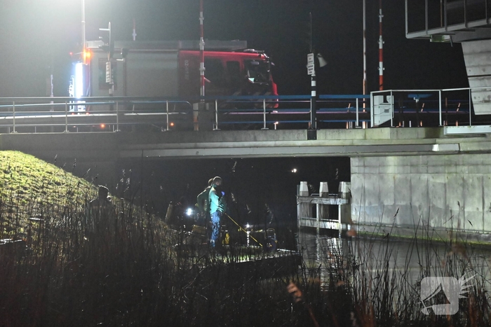 Brandweer zoekt in water naar persoon