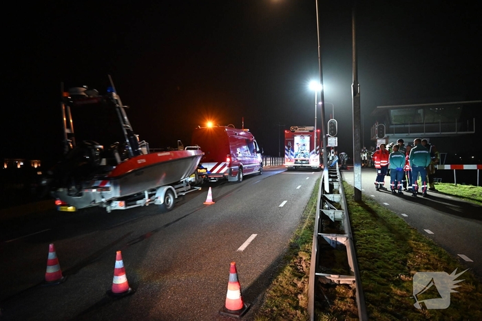 Brandweer zoekt in water naar persoon
