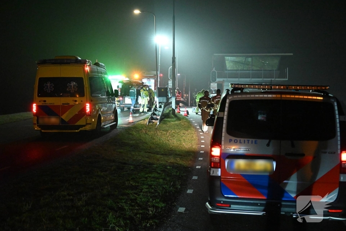 Brandweer zoekt in water naar persoon