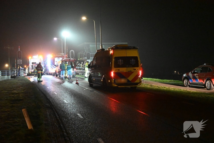 Brandweer zoekt in water naar persoon
