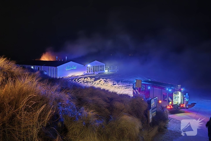 Dak van strandtent in brand