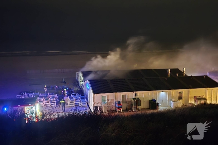 Dak van strandtent in brand