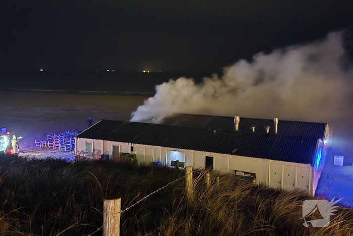 Dak van strandtent in brand