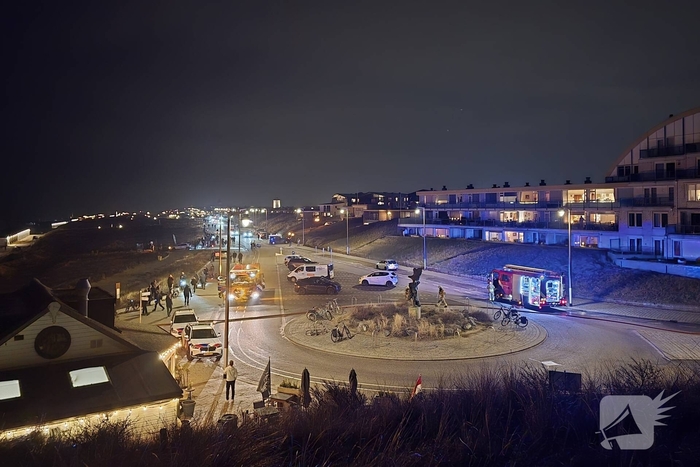 Dak van strandtent in brand