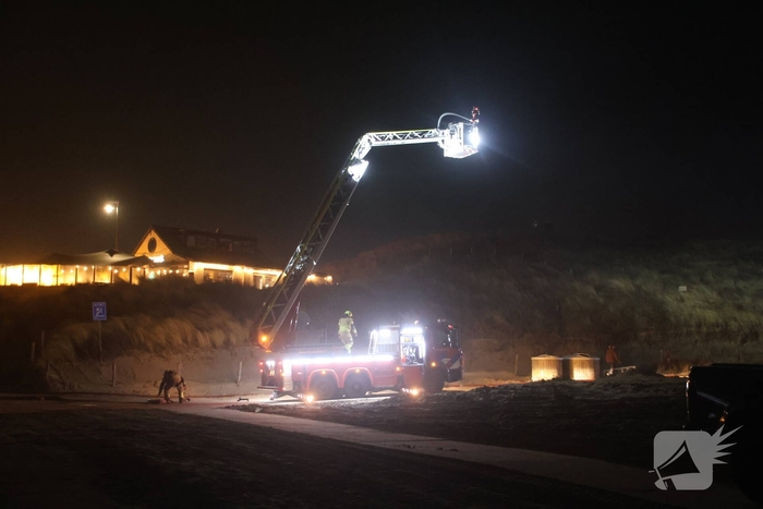 Dak van strandtent in brand