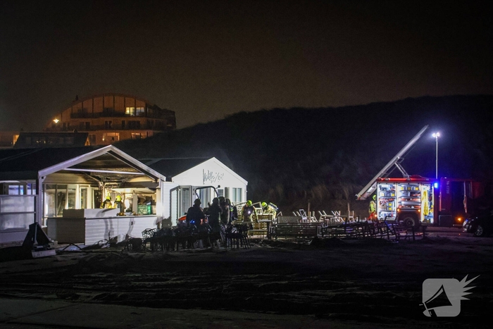 Dak van strandtent in brand