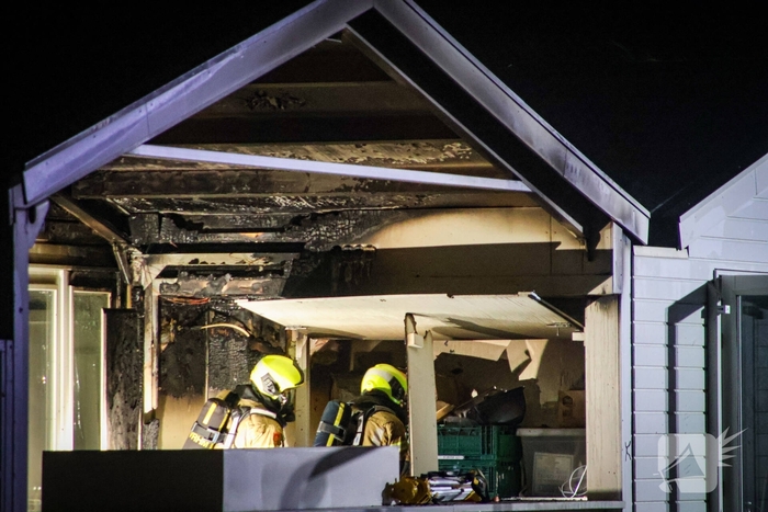 Dak van strandtent in brand