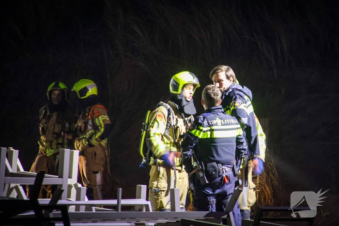 Dak van strandtent in brand