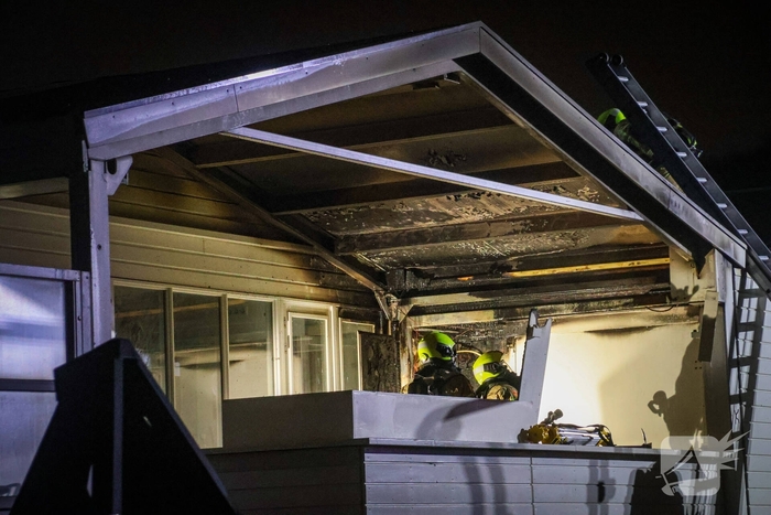 Dak van strandtent in brand