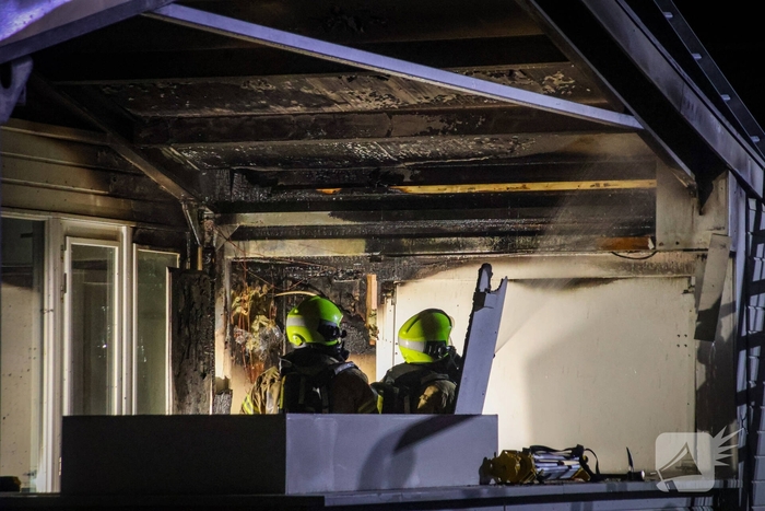 Dak van strandtent in brand