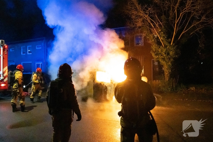 Auto volledig verwoest door brand