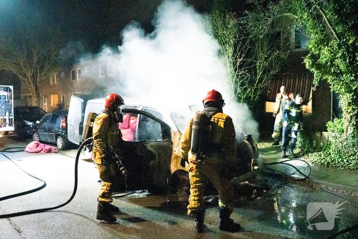 Auto volledig verwoest door brand