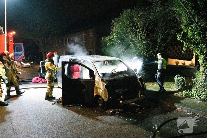 Auto volledig verwoest door brand