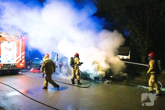 Auto volledig verwoest door brand